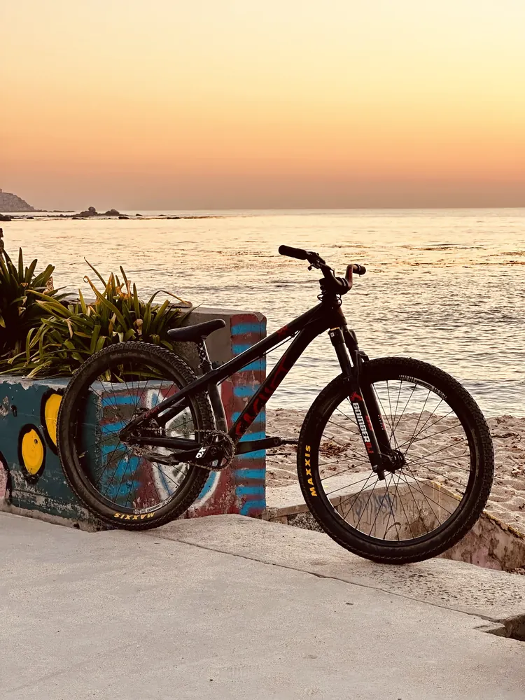 Bici de dirt Cachet XX negra frente al mar al atardecer