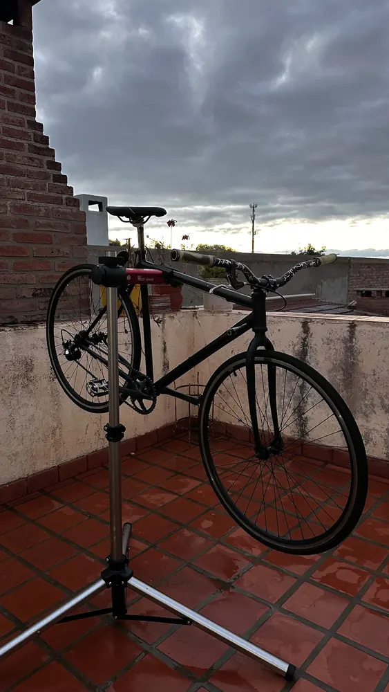 Bicicleta urbana Tubi modificada en el soporte de trabajo